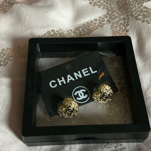 Earrings Luxury Heart Stud Gold with Black CC Logo - Picture 6 of 6